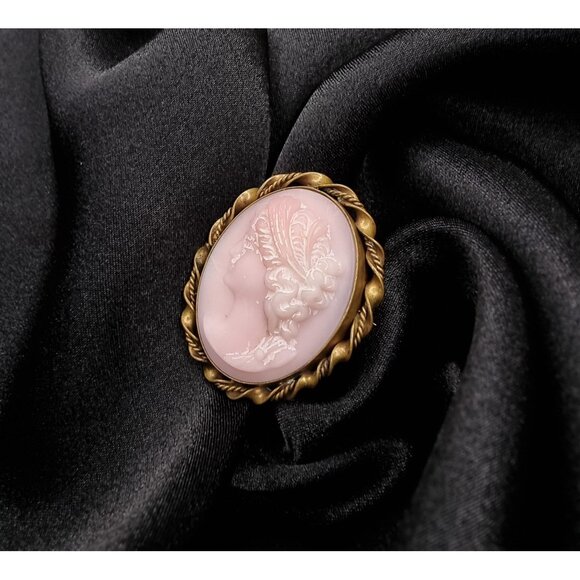 Antique Cameo Brooch Pin Pink & Gold-Tone Oval Design Elegant - Picture 3 of 5